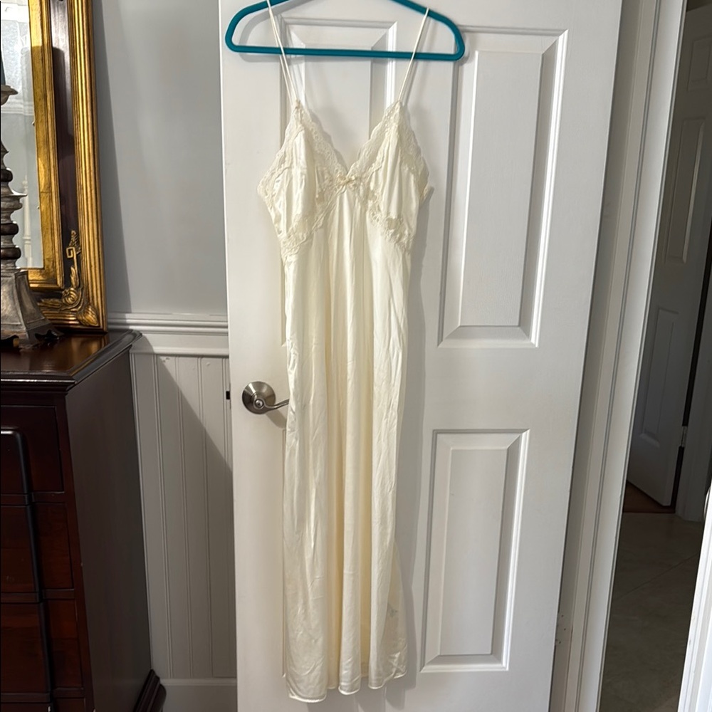 VTG  Val-Mode Cream Night Gown with Spaghetti Straps and V-Neckline
